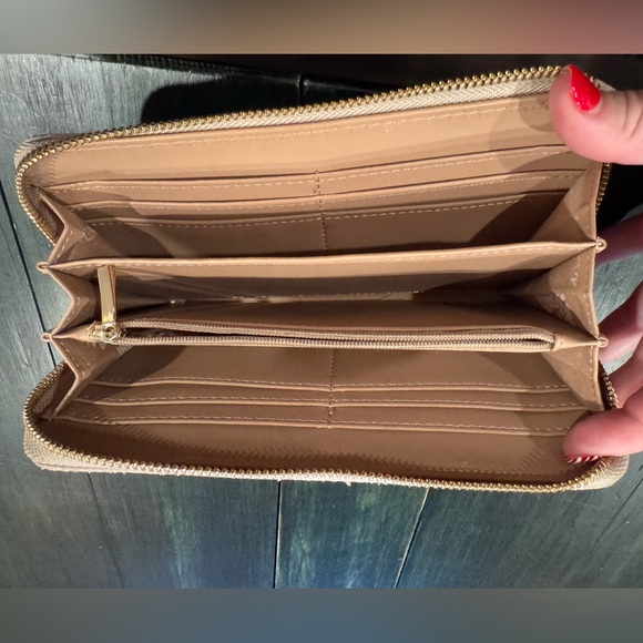 Anne Klein beige pebbled faux leather zip-around wallet gold-tone bow accent - Picture 3 of 9